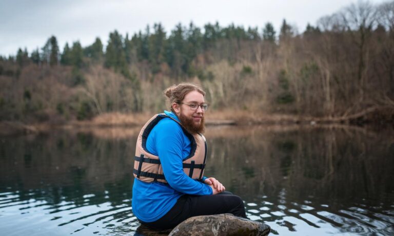 Jak zbudować mosty do zranionego serca: przewodnik po zdobywaniu zaufania kobiety