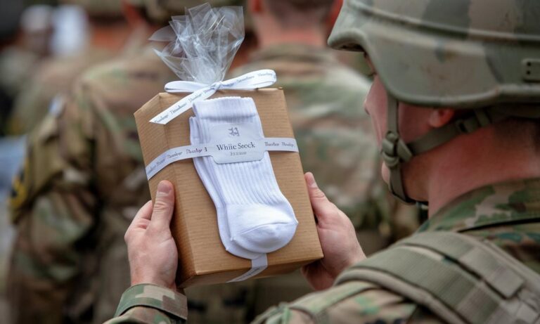 Sekrety nieskazitelnie białych skarpetek: jak utrzymać ich śnieżny blask?