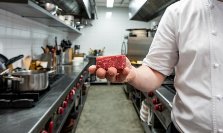 Sztuka degustacji tatara: jak cieszyć się tym klasykiem kuchni?